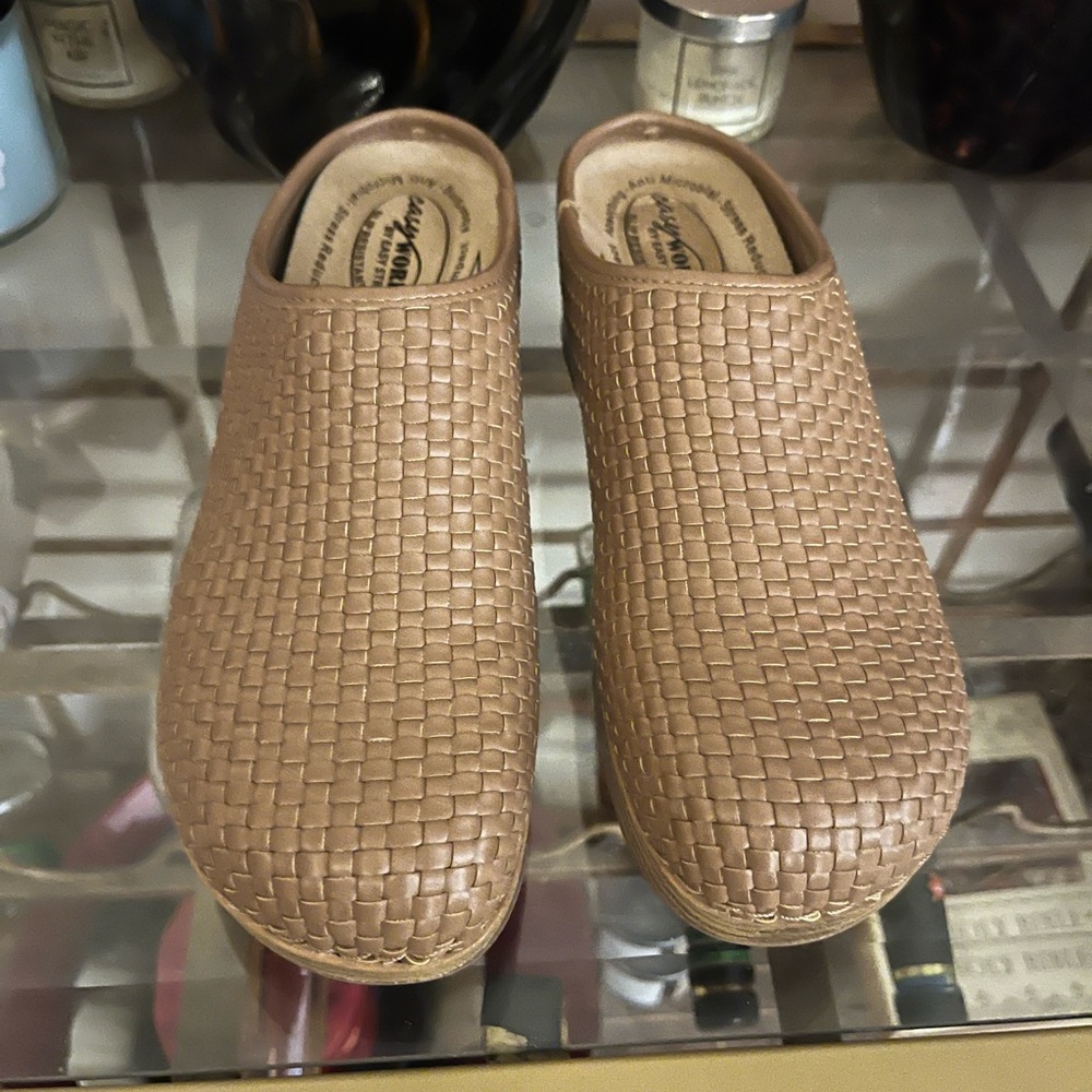 Women's Woven Tan Clogs work shoe size 10 - Picture 2 of 7